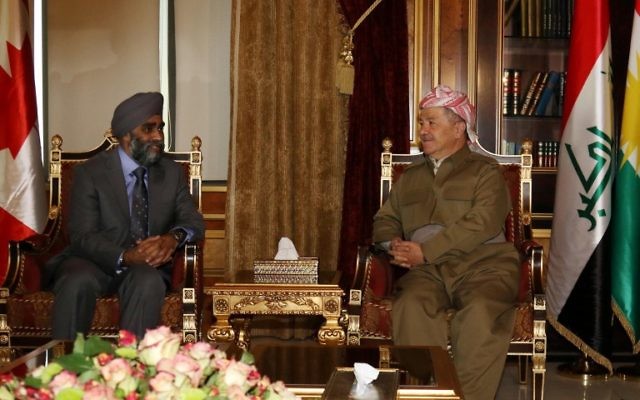 Le ministre canadien de la Défense nationale Harjit Sajjan (à gauche) se réunit avec le leader kurde irakien Massoud Barzani à Erbil, la capitale de la région autonome kurde dans le nord de l'Irak, le 21 décembre 2015. (Crédit : AFP PHOTO / SAFIN HAMED) Le ministre canadien de la Défense nationale Harjit Sajjan (à gauche) se réunit avec le leader kurde irakien Massoud Barzani à Erbil, la capitale de la région autonome kurde dans le nord de l'Irak, le 21 décembre 2015. (Crédit : AFP PHOTO / SAFIN HAMED)