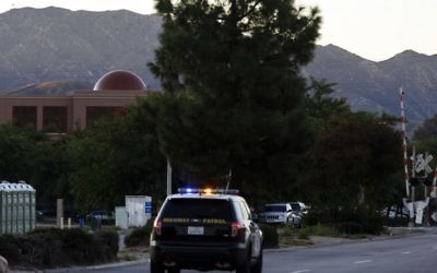 Une voiture de patrouille du California Highway Patrol alors que le soleil se lève sur le Centre régional le 3 décembre 2015 à San Bernardino, en Californie, un jour après où 14 personnes ont été tuées dans une fusillade (Crédit : AFP PHOTO / PATRICK T. FALLON / AFP / Patrick T. Fallon) Une voiture de patrouille du California Highway Patrol alors que le soleil se lève sur le Centre régional le 3 décembre 2015 à San Bernardino, en Californie, un jour après où 14 personnes ont été tuées dans une fusillade (Crédit : AFP PHOTO / PATRICK T. FALLON / AFP / Patrick T. Fallon)
