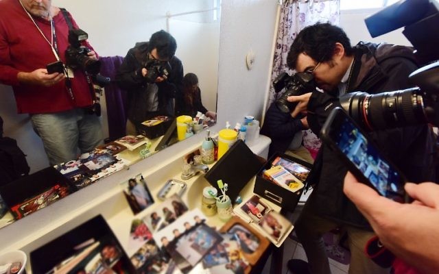 Les journalistes prennent des photos à l'intérieur de la salle de bains dans la maison de Syed Farook, en Californie, 4 décembre 2015. (Crédit : AFP / ROBYN BECK)