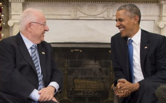 Le président américain Barack Obama (d) parle avec le président israélien Reuven Rivlin lors d'une réunion bilatérale à la Maison Blanche à Washington, DC, le 9 décembre 2015. (Crédit : AFP PHOTO / JIM WATSON)