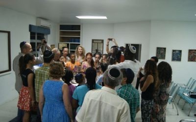 La communauté juive célèbre Hanoukka à la synagogue Shaare Tzedek de Bridgetown, La Barbade en décembre 2014. (Crédit : courtoisie)