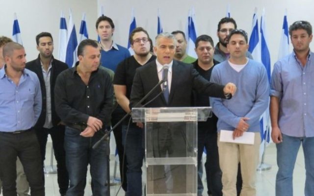 Le chef du parti Yesh Atid Yaïr Lapid (au centre) avec Amit Deri (2ème à droite) et des officiers et des soldats de réserve lors d'une conférence de presse contre Breaking the Silence - le 20 décembre 2015. (Crédit : Yesh Atid) Le chef du parti Yesh Atid Yaïr Lapid (au centre) avec Amit Deri (2ème à droite) et des officiers et des soldats de réserve lors d'une conférence de presse contre Breaking the Silence - le 20 décembre 2015. (Crédit : Yesh Atid)