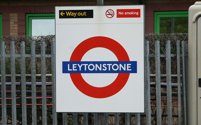 Panneau de la station de métro Leytonstone à Londres où a eu lieu une attaque au couteau le samedi 5 décembre 2015 (Créidt : Creative Commons Attribution-Share Alike 4.0 International/Chris McKenna) Panneau de la station de métro Leytonstone à Londres où a eu lieu une attaque au couteau le samedi 5 décembre 2015 (Créidt : Creative Commons Attribution-Share Alike 4.0 International/Chris McKenna)