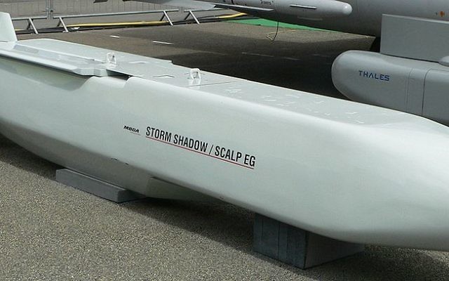 Photo d'un missile Sclap EG prise au Salon international de l'aéronautique et de l'espace de Paris-Le Bourget en 2007 (Crédit : Wikimedia commons/ CC BY SA 3.0) Photo d'un missile Sclap EG prise au Salon international de l'aéronautique et de l'espace de Paris-Le Bourget en 2007 (Crédit : Wikimedia commons/ CC BY SA 3.0)