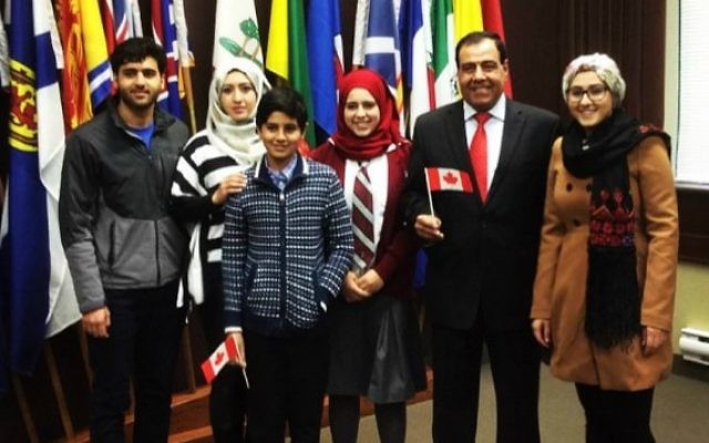 Le Dr Izzeldin Abuelaish, deuxième à droite, avec sa famille après leur prestation de serment de citoyenneté canadienne, à Toronto, le 10 décembre 2015. (Crédit : autorisation) Le Dr Izzeldin Abuelaish, deuxième à droite, avec sa famille après leur prestation de serment de citoyenneté canadienne, à Toronto, le 10 décembre 2015. (Crédit : autorisation)