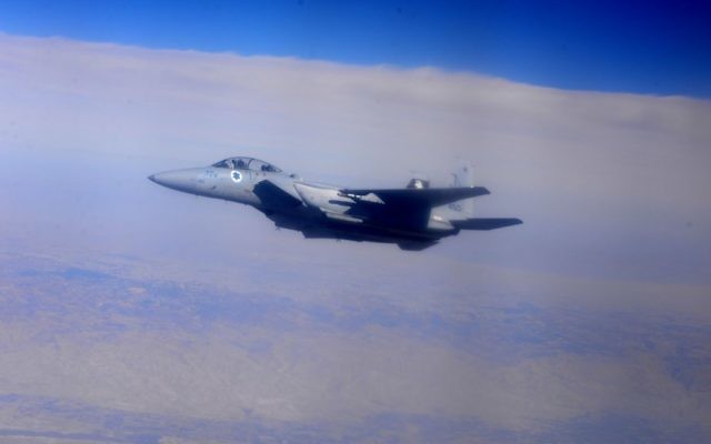 Un avion F-15 de l'armée de l'air israélienne survolant Israël pendant l'exercice « Pavillon Bleu » à l'aérodrome Ovda près d'Eilat, le 21 octobre 2015. (Crédit : Armée de l'air israélienne) Un avion F-15 de l'armée de l'air israélienne survolant Israël pendant l'exercice « Pavillon Bleu » à l'aérodrome Ovda près d'Eilat, le 21 octobre 2015. (Crédit : Armée de l'air israélienne)