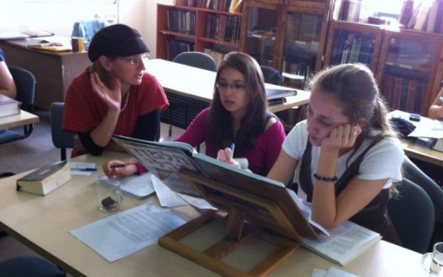 Illustration : une enseignante de Talmud Dr Meesh Hammer-Kossoy avec des étudiantes de l'Institut d'études juives Pardes (avec la permission de Pardes Institut d'études juives)