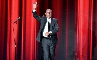 Le comédien Jerry Seinfeld assiste aux Red Ball des Amis américains du Magen David Adom au Beverly Hilton Hôtel le 22 octobre 2015, Beverly Hills, Californie (Crédit :  Alberto E. Rodriguez / Getty Images for MDA)
