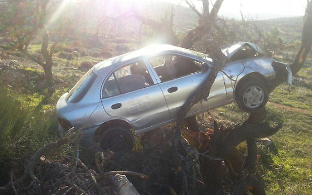 La voiture d'un Palestinien qui a percuté deux soldats dans une attaque terroriste en Cisjordanie le vendredi 4 décembre 2015 (Crédit : Magen David Adom)