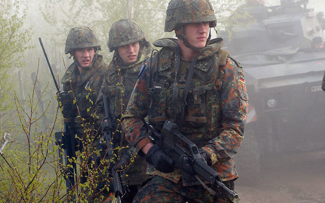 Pendant l'exercice commune,  Resolve 26, en Bosnie-Herzégovine (BiH), des soldats de la 2e Compagnie d'infanterie du Groupe tactique allemand, cherchent à capturer des soldats français en jouant le rôle d'extrémistes paramilitaires, dans un camp d'entraînement paramilitaire de la ville de Pazaric (Crédit : SSGT MARIA J. LORENTE, USAF/Domaine public)