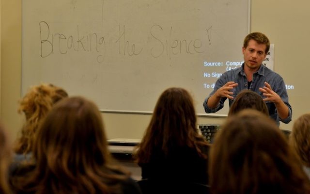 Une conférence d'un membre de Breaking The Silence (Crédit : Gili Getz) Une conférence d'un membre de Breaking The Silence (Crédit : Gili Getz)