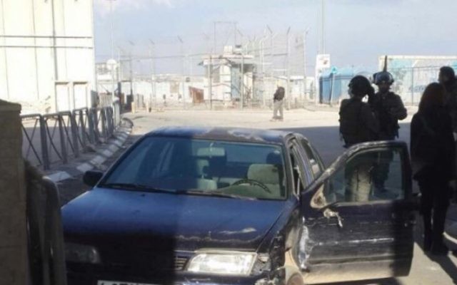 La scène de la tentative d'attaque à la voiture bélier contre un groupe de policiers au point de contrôle de Qalandia en Cisjordanie le 18 décembre, 2015. (Crédit: police israélienne)