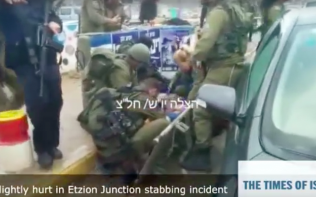 Capture d’écran de la scène de tentative d'attaque au couteau en Cisjordanie, le 1er décembre 2015 (Crédit : Times of Israel) Capture d’écran de la scène de tentative d'attaque au couteau en Cisjordanie, le 1er décembre 2015 (Crédit : Times of Israel)