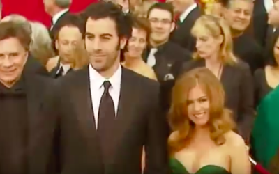 Sacha Baron Cohen et Isla Fisher (Crédit : capture d'écran YouTube)
