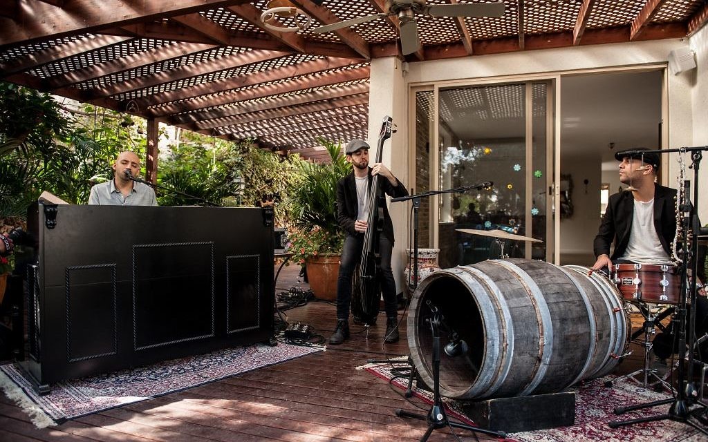 Raichel, le joueur à corde, Yogev Glusman, et le collaborateur de longue date et le batteur Gilad Shmueli sur la terrasse de la maison des parents de Raichel (Crédit : Autorisation Lior Keter)