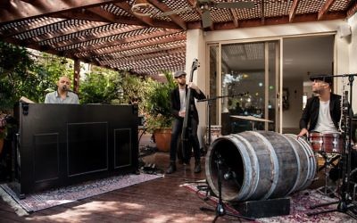 Raichel, le joueur à corde, Yogev Glusman, et le collaborateur de longue date et le batteur Gilad Shmueli sur la terrasse de la maison des parents de Raichel (Crédit : Autorisation Lior Keter)