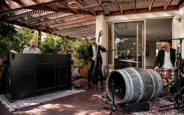 Raichel, le joueur à corde, Yogev Glusman, et le collaborateur de longue date et le batteur Gilad Shmueli sur la terrasse de la maison des parents de Raichel (Crédit : Autorisation Lior Keter) Raichel, le joueur à corde, Yogev Glusman, et le collaborateur de longue date et le batteur Gilad Shmueli sur la terrasse de la maison des parents de Raichel (Crédit : Autorisation Lior Keter)