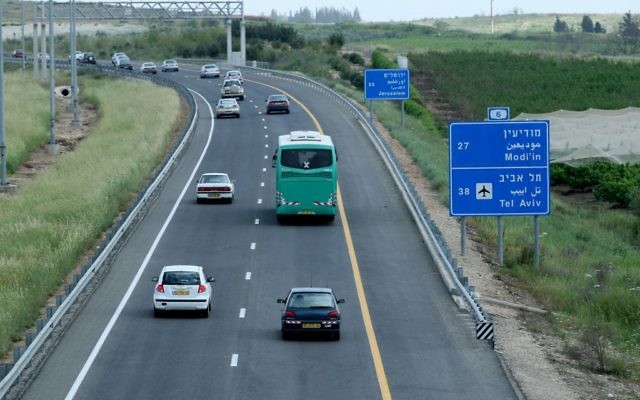 Photo d'un péage de la Route 6, aussi connu comme l'autoroute Trans-Israël, le 30 mars 2008 (Crédit : Moshe Shai / Flash90) Photo d'un péage de la Route 6, aussi connu comme l'autoroute Trans-Israël, le 30 mars 2008 (Crédit : Moshe Shai / Flash90)