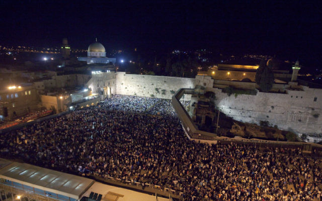 Des milliers de juifs se réunissent pour la prière au mur Occidental dans la Vieille Ville de Jérusalem, à la veille de Yom Kippour, le jour juif du Grand Pardon, le 13 septembre 2013 (Crédit : Dror Garti / Flash90) Des milliers de juifs se réunissent pour la prière au mur Occidental dans la Vieille Ville de Jérusalem, à la veille de Yom Kippour, le jour juif du Grand Pardon, le 13 septembre 2013 (Crédit : Dror Garti / Flash90)