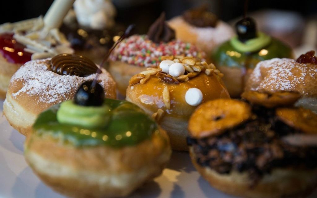 Quelques unes des options délicieuses de Roladin, qui propose des ateliers de beignets à son centre d'accueil de Kadima pendant Hanoukka (Crédit : Hadas Parush/Flash 90) Quelques unes des options délicieuses de Roladin, qui propose des ateliers de beignets à son centre d'accueil de Kadima pendant Hanoukka (Crédit : Hadas Parush/Flash 90)