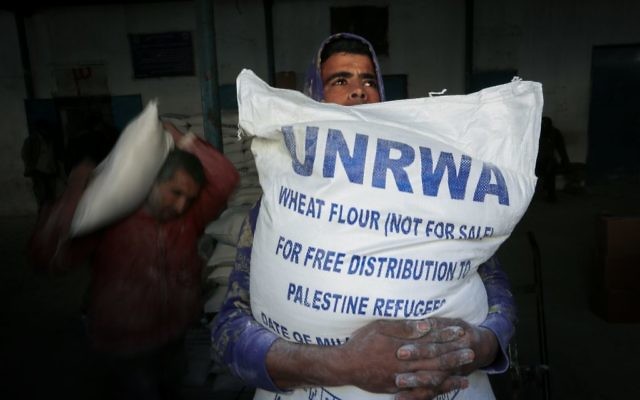 Les Palestiniens recevant leur aide alimentaire mensuelle dans un centre de distribution des Nations unies dans le camp de réfugiés de Rafah, dans le sud de la bande de Gaza, le 8 février 2015 (Crédit : Abed Rahim Khatib / Flash90) Les Palestiniens recevant leur aide alimentaire mensuelle dans un centre de distribution des Nations unies dans le camp de réfugiés de Rafah, dans le sud de la bande de Gaza, le 8 février 2015 (Crédit : Abed Rahim Khatib / Flash90)