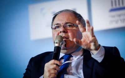 Dani Dayan participe à un panel de discussion à la Conférence sur la démocratie d'Israël à Tel-Aviv, le 17 février 2015 (Crédit : Amir Levy / Flash90)