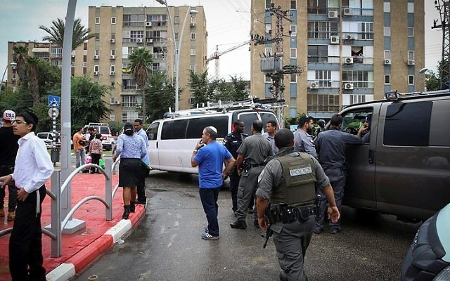 Les forces de sécurité devant un immeuble à Kiryat Gat dans lequel un Palestinien qui a poignardé un soldat de Tsahal et a pris son arme, se cachait après une attaque menée le 7 octobre 2015 (Crédit photo: Flash90) Les forces de sécurité devant un immeuble à Kiryat Gat dans lequel un Palestinien qui a poignardé un soldat de Tsahal et a pris son arme, se cachait après une attaque menée le 7 octobre 2015 (Crédit photo: Flash90)