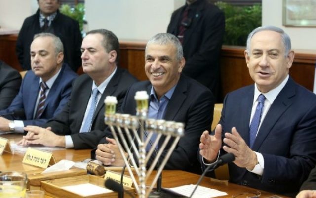 Le Premier ministre israélien Benjamin Netanyahu a mené la réunion hebdomadaire du gouvernement à côté d'un candélabre de Hanoucca marquant la première nuit de la fête juive de huit jours, à Jérusalem, le 6 décembre, 2015. (Marc Israël Sellem / Pool / Flash90) Le Premier ministre israélien Benjamin Netanyahu a mené la réunion hebdomadaire du gouvernement à côté d'un candélabre de Hanoucca marquant la première nuit de la fête juive de huit jours, à Jérusalem, le 6 décembre, 2015. (Marc Israël Sellem / Pool / Flash90)