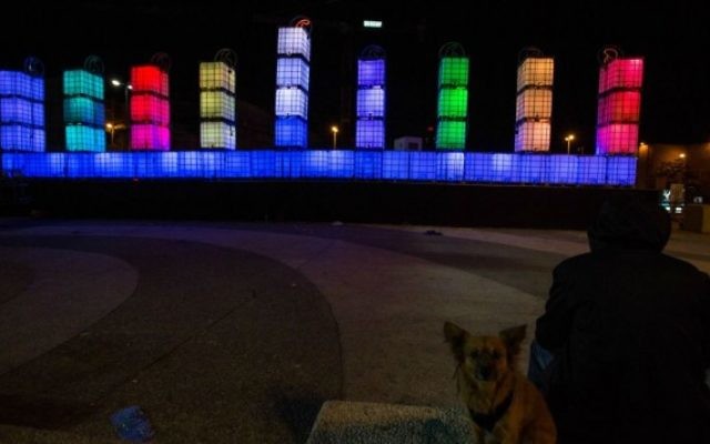Une grande "Hanoukkiya," faite de matériaux recyclés, à Jérusalem le 6 décembre 2015, lors de la première nuit de la fête juive de huit jours de Hanoukka. (Crédit : Yonatan Sindel / Flash90) Une grande "Hanoukkiya," faite de matériaux recyclés, à Jérusalem le 6 décembre 2015, lors de la première nuit de la fête juive de huit jours de Hanoukka. (Crédit : Yonatan Sindel / Flash90)