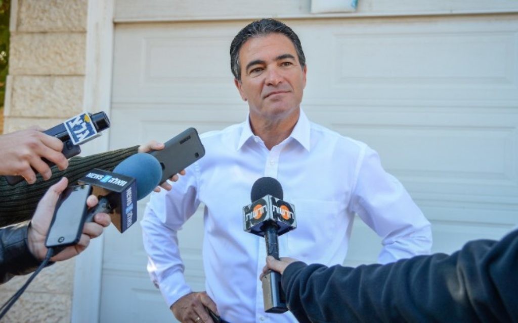 Yossi Cohen, l'ancien chef du Conseil de la sécurité nationale, quittant son domicile le matin après que le Premier ministre Benjamin Netanyahu a annoncé que Cohen dirigera le Mossad, le 8 décembre 2015. (Crédit : Flash90)