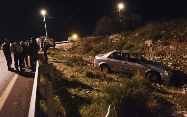 La voiture, cible d'une fusillade terroriste près de l'implantation de Cisjordanie Avnei Hefez, 9 décembre 2015 (Crédit : Gili Yaari/Flash90)