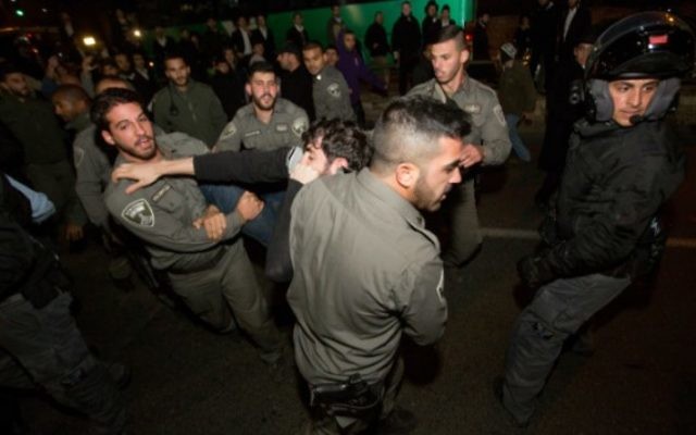 Des extrémistes juifs de droite et la police lors d'une manifestation contre l'arrestation de jeunes juifs soupçonnés d'être impliqués dans un incendie criminel dans le village cisjordanien de Duma, le 20 décembre 2015. (Crédit : Yonatan Sindel / Flash90) Des extrémistes juifs de droite et la police lors d'une manifestation contre l'arrestation de jeunes juifs soupçonnés d'être impliqués dans un incendie criminel dans le village cisjordanien de Duma, le 20 décembre 2015. (Crédit : Yonatan Sindel / Flash90)
