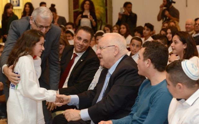 Le président Reuven Rivlin, au centre, accueille une jeune fille célébrant sa bat mitzvah à la résidence du président, à Jérusalem, le 21 décembre 2015 (Crédit : Mark Neiman / GPO) Le président Reuven Rivlin, au centre, accueille une jeune fille célébrant sa bat mitzvah à la résidence du président, à Jérusalem, le 21 décembre 2015 (Crédit : Mark Neiman / GPO)