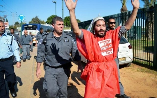 Des activistes juifs d'extrême droite à l'extérieur d'une audience au tribunal de Petah Tikva, 28 décembre 2015, (Crédit : Flash90) Des activistes juifs d'extrême droite à l'extérieur d'une audience au tribunal de Petah Tikva, 28 décembre 2015, (Crédit : Flash90)