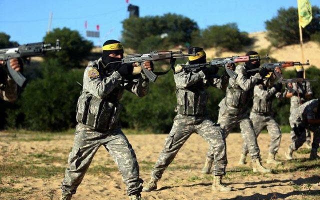 Des hommes masqués du Fatah subissant un entrainement militaire lors d'un exercice à Gaza, le 6 mars 2015 (Crédit : Facebook) Des hommes masqués du Fatah subissant un entrainement militaire lors d'un exercice à Gaza, le 6 mars 2015 (Crédit : Facebook)