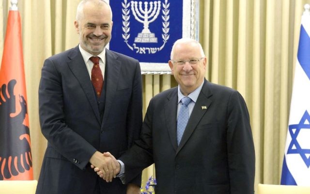 Le Premier ministre albanais, Edi Rama (à gauche) et le président Reuven Rivlin le 21 décembre 2015 à Jérusalem (Crédit : Mark Neyman GPO) Le Premier ministre albanais, Edi Rama (à gauche) et le président Reuven Rivlin le 21 décembre 2015 à Jérusalem (Crédit : Mark Neyman GPO)