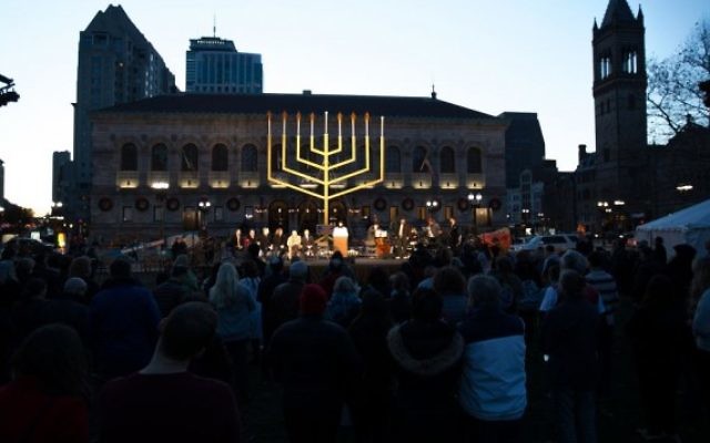 Le gouverneur du Massachusetts Charlie Baker et d'autres dirigeants participent à la cérémonie de Hanoukka conduite par le habad à Copley Square de Boston, le 6 décembre 2015 (Elan Kawesch / The Times of Israel) Le gouverneur du Massachusetts Charlie Baker et d'autres dirigeants participent à la cérémonie de Hanoukka conduite par le habad à Copley Square de Boston, le 6 décembre 2015 (Elan Kawesch / The Times of Israel)