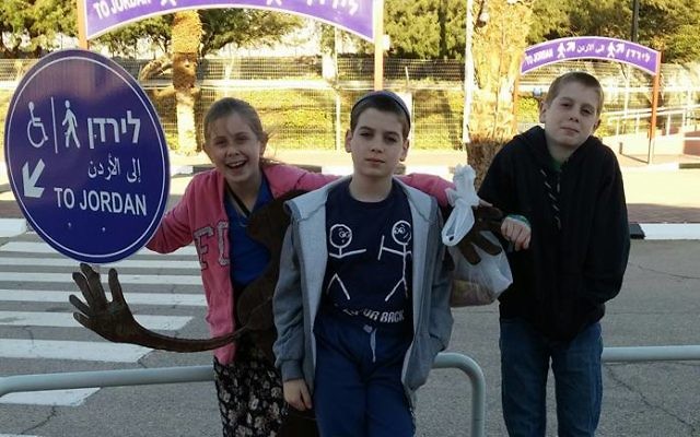 Les enfants Hayardeni du côté israélien de la frontière avec la Jordanie (Crédit : Tamar Gvirtz-Hayardeni / Facebook) Les enfants Hayardeni du côté israélien de la frontière avec la Jordanie (Crédit : Tamar Gvirtz-Hayardeni / Facebook)