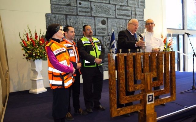 Reuven Rivlin et les forces de premier secours (Crédit : Autorisation) Reuven Rivlin et les forces de premier secours (Crédit : Autorisation)