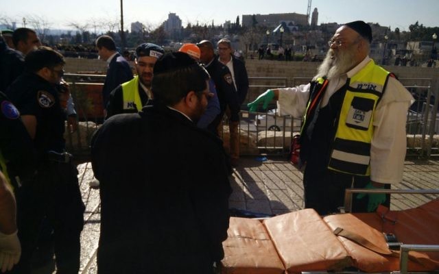 Scène de l'attaque au couteau dans la Vieille Ville de Jérusalem, le 23 décembre 2015 (Crédit : ZAKA) Scène de l'attaque au couteau dans la Vieille Ville de Jérusalem, le 23 décembre 2015 (Crédit : ZAKA)