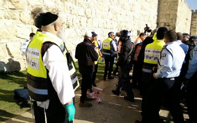 Scène de l'attaque au couteau dans la Vieille Ville de Jérusalem, le 23 décembre 2015 (Crédit : ZAKA)