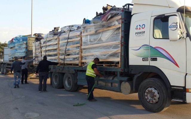 Un employé du ministère de la Défense découvre des plaques de blindage dans une cargaison de pièces de voiture en chemin vers la bande de Gaza par le terminal de Kerem Shalom le 29 décembre 2015 (Crédit : Ministère de la Défense) Un employé du ministère de la Défense découvre des plaques de blindage dans une cargaison de pièces de voiture en chemin vers la bande de Gaza par le terminal de Kerem Shalom le 29 décembre 2015 (Crédit : Ministère de la Défense)