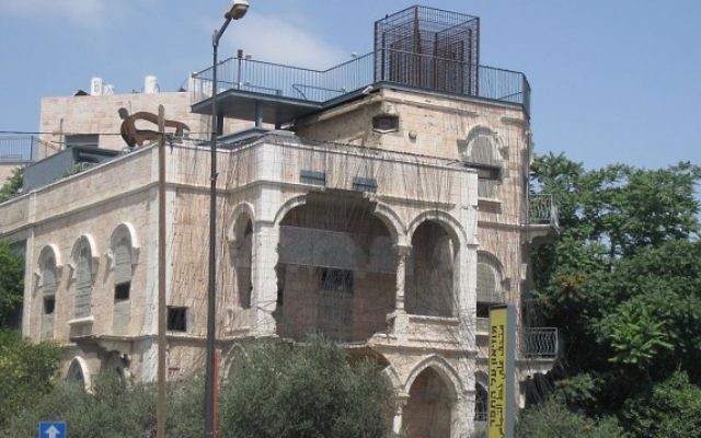 Le Musée sur la Ligne, situé dans une ancienne maison palestinienne qui est devenue un avant-poste militaire et plus tard un musée sur la coexistence et le dialogue (Photo: Avi Deror / CC-BY-SA-3.0) Le Musée sur la Ligne, situé dans une ancienne maison palestinienne qui est devenue un avant-poste militaire et plus tard un musée sur la coexistence et le dialogue (Photo: Avi Deror / CC-BY-SA-3.0)