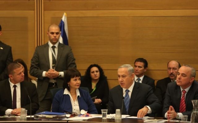 Le Premier ministre Benjamin Netanyahu défend l'accord controversé sur le gaz devant la commission des Affaires Economiques de la Knesset le 8 décembre 2015 (Crédit : porte-parole de la Knesset) Le Premier ministre Benjamin Netanyahu défend l'accord controversé sur le gaz devant la commission des Affaires Economiques de la Knesset le 8 décembre 2015 (Crédit : porte-parole de la Knesset)