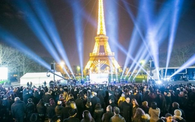 Des milliers de personnes participent à la cérémonie d'illumination de la menorah publique annuelle de Loubavitch au pied de la Tour Eiffel à Paris le dimanche 6 décembre, 2015, la première nuit de Hanoukka. (Crédit : chabad.org/Thierry Guez) Des milliers de personnes participent à la cérémonie d'illumination de la menorah publique annuelle de Loubavitch au pied de la Tour Eiffel à Paris le dimanche 6 décembre, 2015, la première nuit de Hanoukka. (Crédit : chabad.org/Thierry Guez)