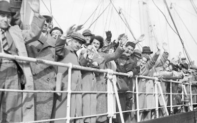 Réfugiés juifs à bord du paquebot allemand St. Louis, le 29 juin 1939. (Crédit : Planet News Archive/SSPL/Getty Images via JTA)