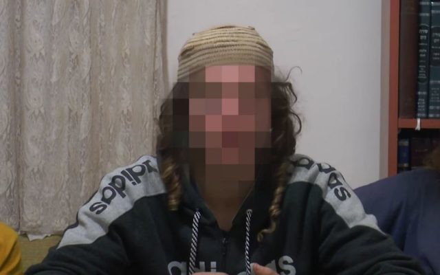 L'un des suspects arrêtés dans le cadre de l'assassinat des Dawabsha le 3 décembre 2015. Encore sous embargo, l'identité des suspects ne peuvent pas être divulgués (Crédit : Capture d'écran) L'un des suspects arrêtés dans le cadre de l'assassinat des Dawabsha le 3 décembre 2015. Encore sous embargo, l'identité des suspects ne peuvent pas être divulgués (Crédit : Capture d'écran)