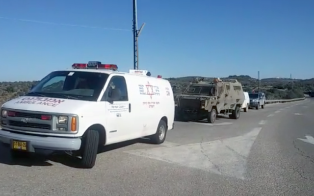 L'Armée et les secouristes de Magen David Adom arrivent sur les lieux d'une attaque au couteau près de l'implantation cisjordanienne de Halamish le 4 décembre 2015 (Crédit : Magen David Adom) L'Armée et les secouristes de Magen David Adom arrivent sur les lieux d'une attaque au couteau près de l'implantation cisjordanienne de Halamish le 4 décembre 2015 (Crédit : Magen David Adom)