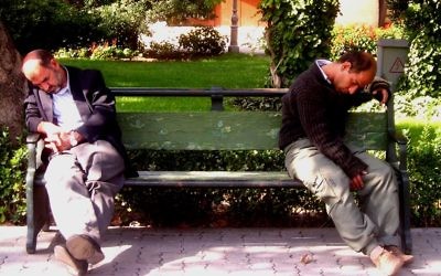Hommes endormis sur un banc (Crédit : Wikimedia commons/CC BY SA 2.5)