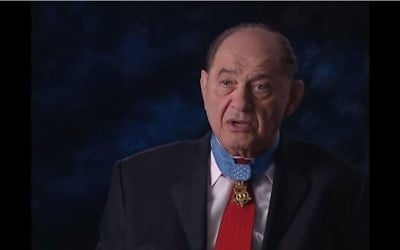 Le médaillé du Medal of Honor, Tibor Rubin, est l'objet d'un nouveau livre, 'une seule main' (Crédit : Capture d'écran YouTube)